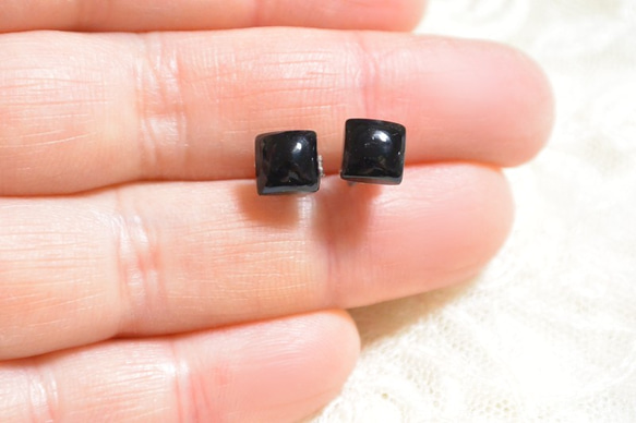 方形黑瑪瑙耳環（6 毫米，鈦耳環） 第4張的照片