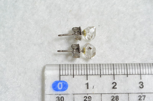 （1点もの）ハーキマーダイヤモンドのスタッドピアス・S（チタンポスト） 5枚目の画像