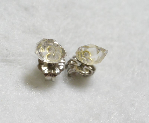 （1点もの）ハーキマーダイヤモンドのスタッドピアス・S2（チタンポスト） 1枚目の画像