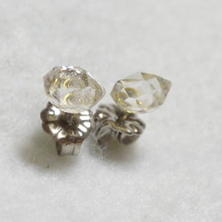 （1点もの）ハーキマーダイヤモンドのスタッドピアス・S2（チタンポスト） 3枚目の画像