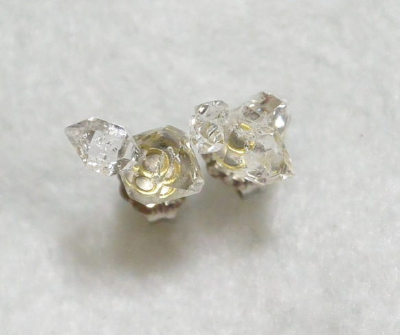 （1点もの）ハーキマーダイヤモンドのスタッドピアス・L（チタンポスト） 1枚目の画像