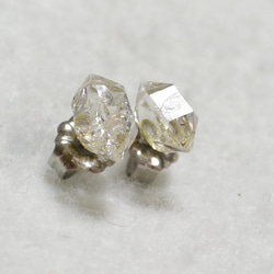 （1点もの）ハーキマーダイヤモンドのスタッドピアス・M（チタンポスト） 1枚目の画像