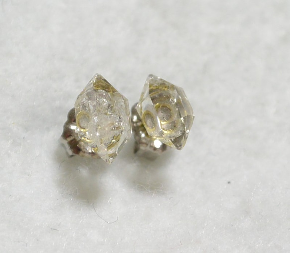 （1点もの）ハーキマーダイヤモンドのスタッドピアス・M（チタンポスト） 2枚目の画像