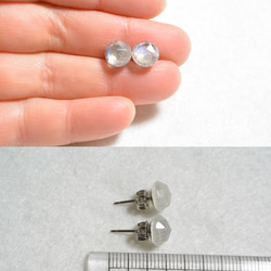 （1點）彩虹月光石玫瑰形切割耳環（8毫米·鈦後） 第5張的照片