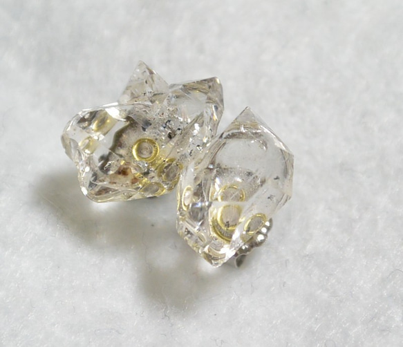（1点もの）ハーキマーダイヤモンドのスタッドピアス・LL（チタンポスト） 1枚目の画像
