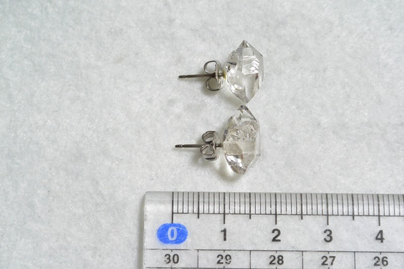 （1点もの）ハーキマーダイヤモンドのスタッドピアス・LL（チタンポスト） 5枚目の画像