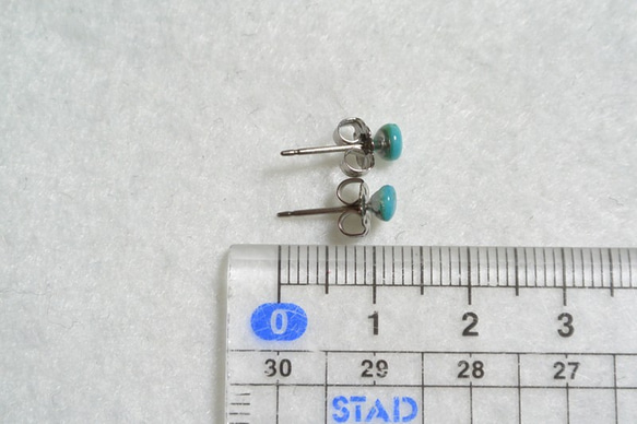 （１点もの）小粒アリゾナターコイズのスタッドピアス（4mm・チタンポスト） 5枚目の画像