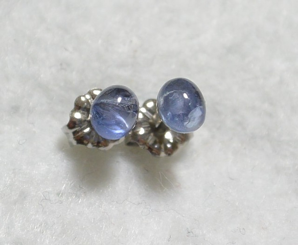 （1分）來自斯里蘭卡的藍色藍寶石耳釘（5×4毫米·鈦柱） 第1張的照片