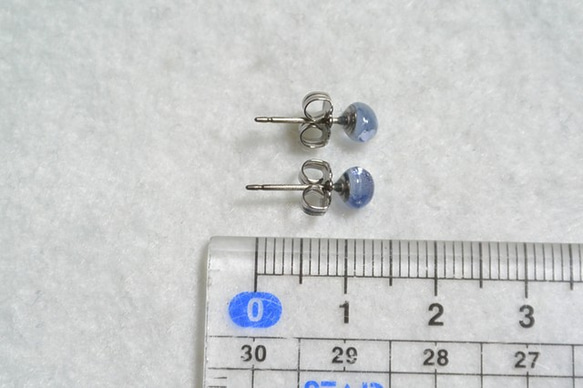 （1分）來自斯里蘭卡的藍色藍寶石耳釘（5×4毫米·鈦柱） 第5張的照片
