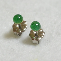 （１点もの）ザンビア産エメラルドのスタッドピアス（3mm・チタンポスト） 3枚目の画像