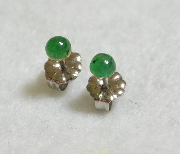 （１点もの）ザンビア産エメラルドのスタッドピアス（3mm・チタンポスト） 3枚目の画像