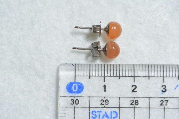 （1分）橙色月光石耳釘（6毫米·鈦柱） 第5張的照片