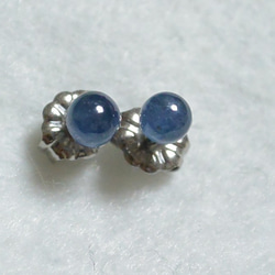 非洲藍色藍寶石耳釘（4 毫米，鈦耳釘） 第3張的照片