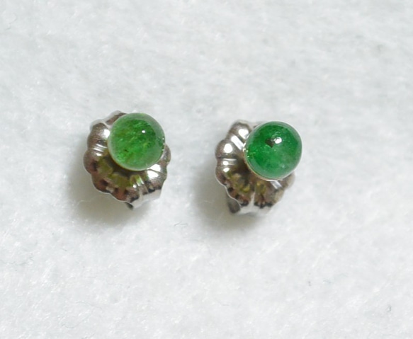 （1分）來自讚比亞的綠寶石耳釘（3毫米·鈦柱） 第1張的照片