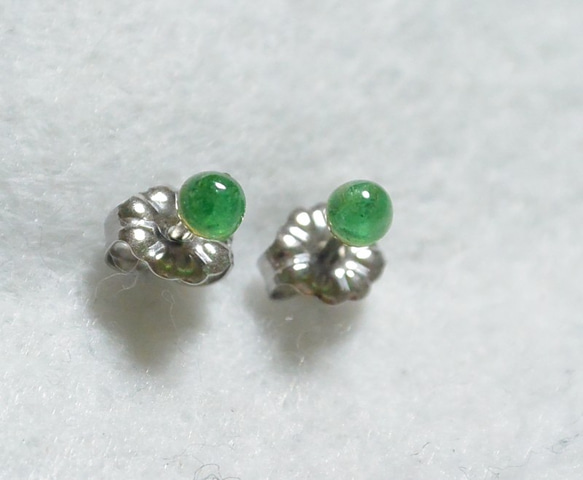（1分）來自讚比亞的綠寶石耳釘（3毫米·鈦柱） 第1張的照片