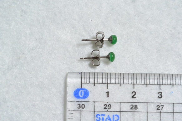 （1分）來自讚比亞的綠寶石耳釘（4毫米·鈦柱） 第5張的照片