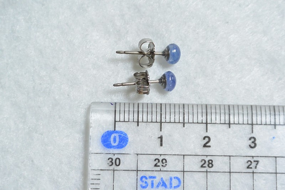 （１点もの）スリランカ産ブルーサファイアのスタッドピアス（4×3.5mm・チタンポスト） 5枚目の画像