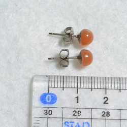 （1分）橙色月光石耳釘（6毫米·鈦柱） 第5張的照片