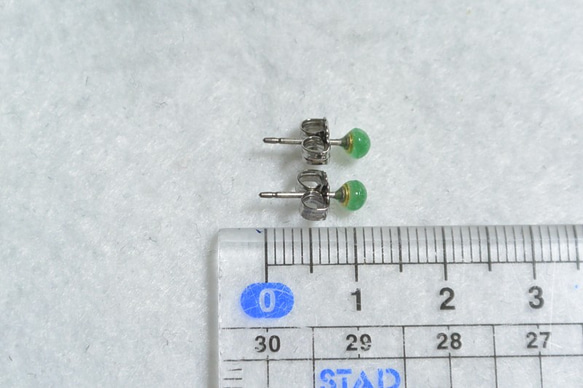 （１点もの）ザンビア産エメラルドのスタッドピアス（3.5mm・チタンポスト） 5枚目の画像