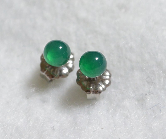 小綠瑪瑙耳環（4 毫米，鈦柱） 第5張的照片