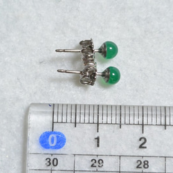 小綠瑪瑙耳環（4 毫米，鈦柱） 第7張的照片