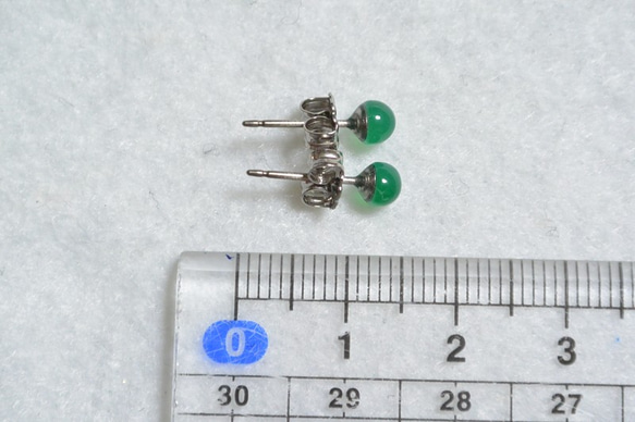 小綠瑪瑙耳環（4 毫米，鈦柱） 第7張的照片