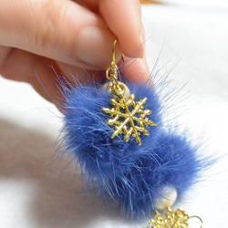 冬季水貂花束 - 金鈦耳環（海軍藍） 第2張的照片