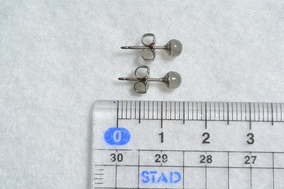 （1分）小粒拉長石（4毫米·鈦柱）的無釘耳環 第5張的照片
