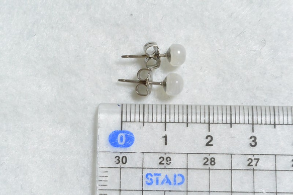 （１点もの）レインボームーンストーンのスタッドピアス・5mm（チタンポスト） 5枚目の画像