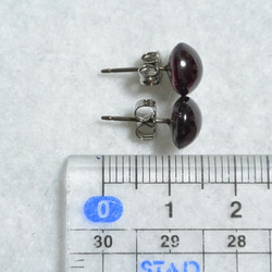 （1分）石榴石耳釘（8毫米·鈦柱） 第5張的照片