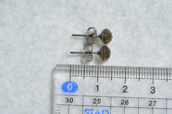 スモーキークオーツ・ローズカットのスタッドピアス（6mm・チタンポスト） 5枚目の画像