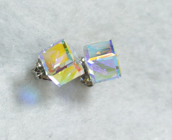 Cube燕子單粒耳環（6毫米，水晶極光，鈦柱） 第3張的照片