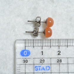 （1点もの）オレンジムーンストーンのスタッドピアス（6mm・チタンポスト） 5枚目の画像