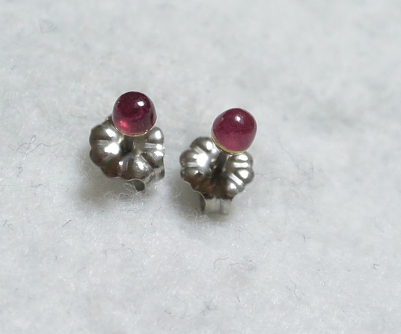 非洲紅寶石耳釘（3毫米·鈦柱） 第1張的照片