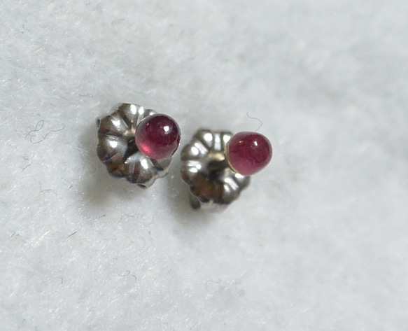 非洲紅寶石耳釘（3毫米·鈦柱） 第2張的照片