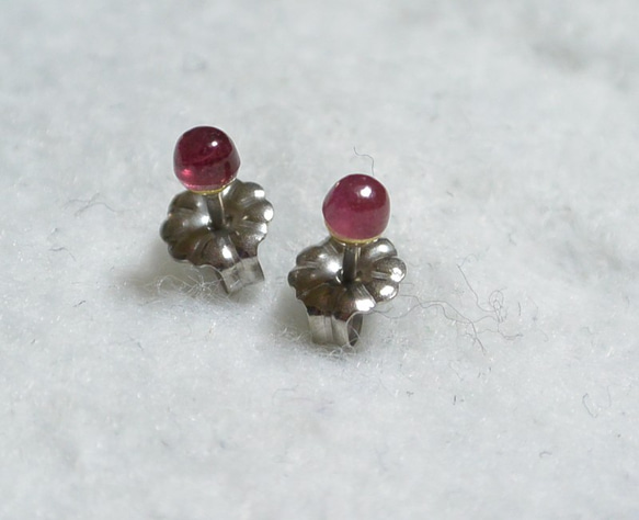 非洲紅寶石耳釘（3毫米·鈦柱） 第3張的照片