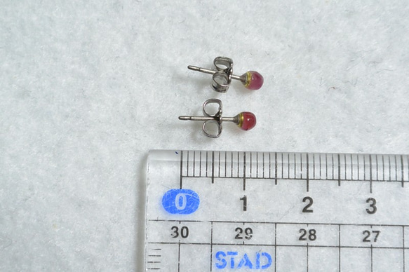 非洲紅寶石耳釘（3毫米·鈦柱） 第5張的照片
