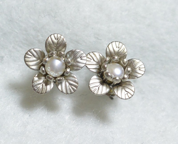 金屬花和淡水珍珠耳釘（銀/鈦柱） 第2張的照片