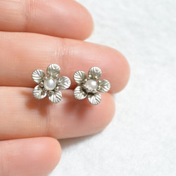 金屬花和淡水珍珠耳釘（銀/鈦柱） 第4張的照片