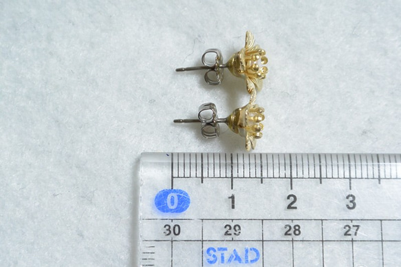 金屬花和淡水珍珠耳釘（金，鈦柱） 第5張的照片