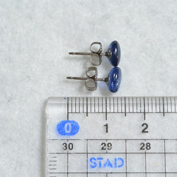 （１点もの）高品質カイヤナイトのスタッドピアス（７×5mm・チタンポスト） 5枚目の画像