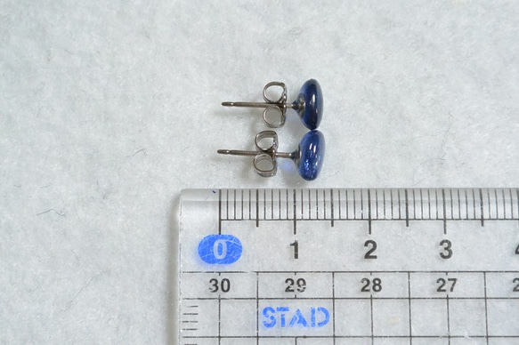 （１点もの）高品質カイヤナイトのスタッドピアス（７×5mm・チタンポスト） 5枚目の画像