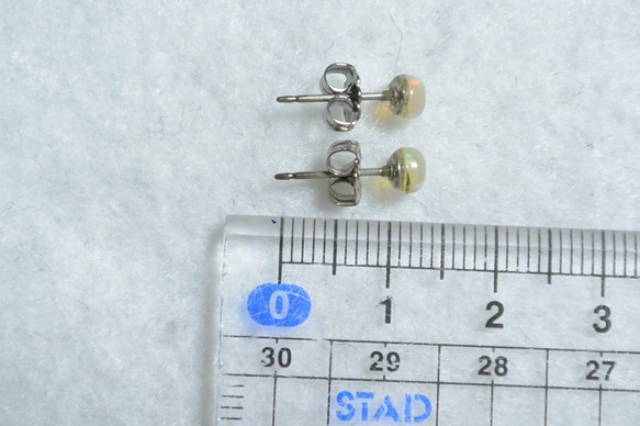 （一分）珍貴的蛋白石耳釘（4毫米·鈦柱） 第5張的照片