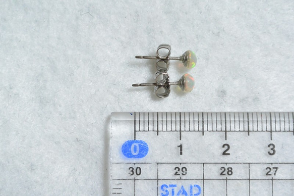 （一分）珍貴的蛋白石耳釘（4毫米·鈦柱） 第5張的照片