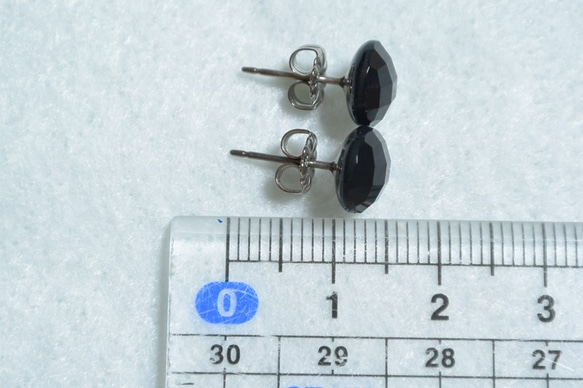 黑色瑪瑙凸圓形切割耳釘（8毫米，鈦金屬柱） 第5張的照片