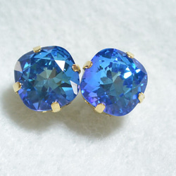 施華洛世奇大號珠寶耳環（10毫米墊形切割，寶藍色水晶色，鈦金屬柱） 第1張的照片