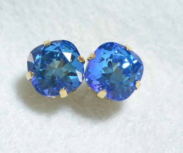 施華洛世奇大號珠寶耳環（10毫米墊形切割，寶藍色水晶色，鈦金屬柱） 第1張的照片