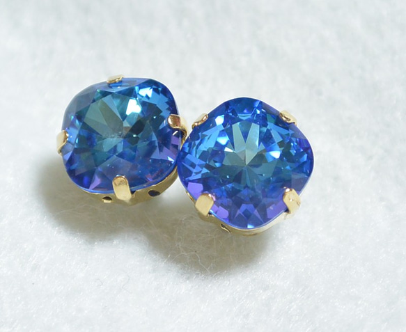 施華洛世奇大號珠寶耳環（10毫米墊形切割，寶藍色水晶色，鈦金屬柱） 第2張的照片