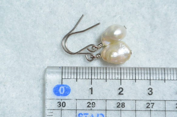 金色鈦製耳環 大顆橢圓珍珠 第5張的照片
