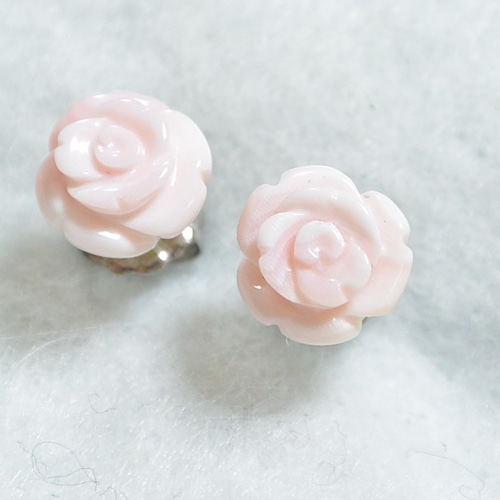 卸売 1点もの）クイーンコンクシェルの薔薇ピアス（8mm・チタンポスト アクセサリー